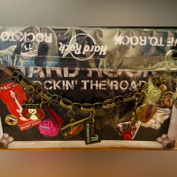 NWT collectible Hard Rock London charm bracelet. So cute 🇬🇧🇬🇧🇬🇧 - Picture 3 of 4